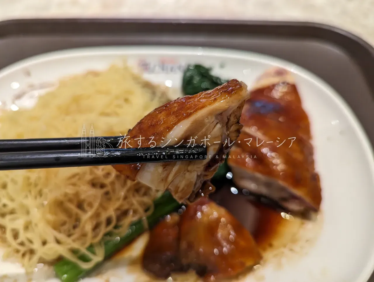 左：たれの絡む細麺のアップ。右：しっとり仕上げの醤油チキン。シンプルゆえに技が出る一皿。
