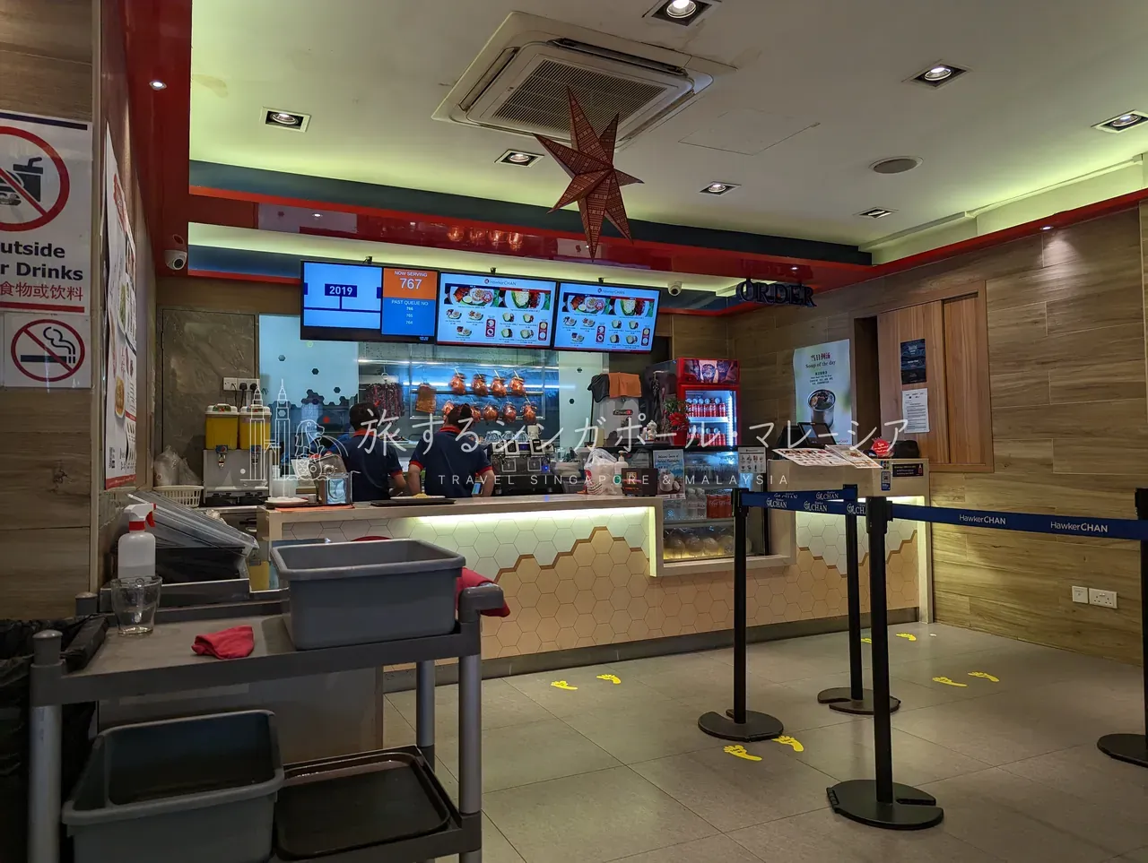 店内全景。行列待機エリアもあり、回転は速い。観光客と地元客が入り混じる。