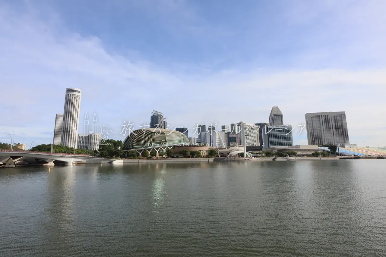 湾越しに見る施設の全景