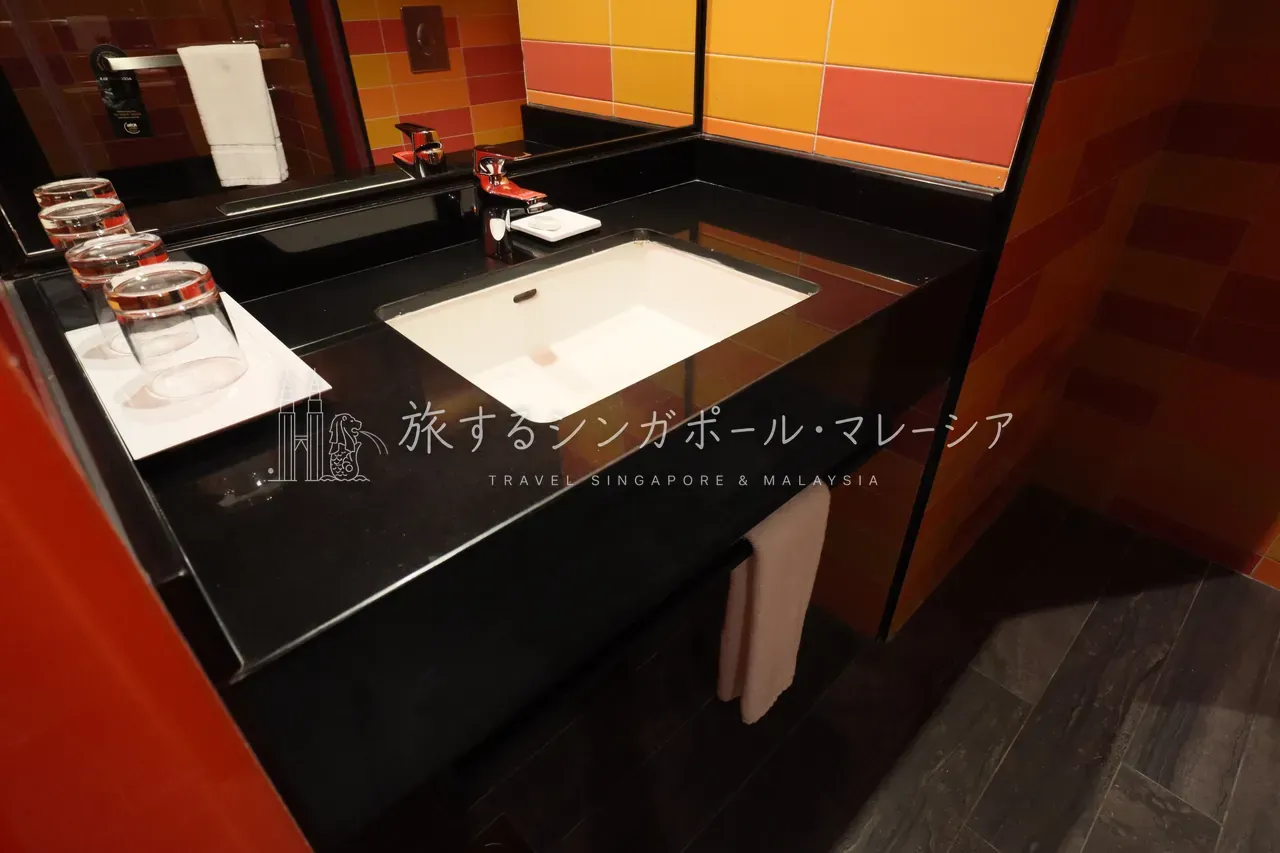 黒カウンターの洗面台