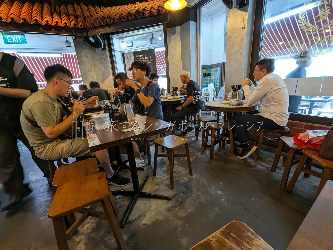 木のテーブルの、本店店内