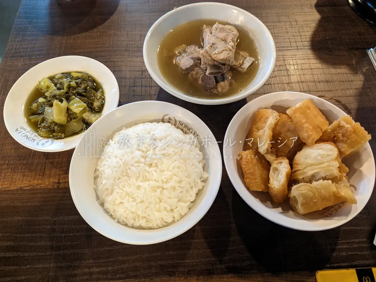 左:ご飯・揚げパン・漬物が付くランチセット。右:スペアリブ・白飯・青菜。揚げパンをスープに浸すのが定番。