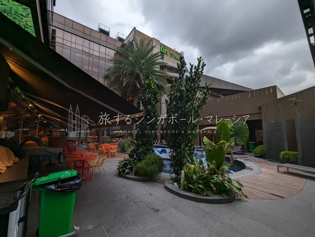 屋根の「ibis STYLES」を見上げる中庭