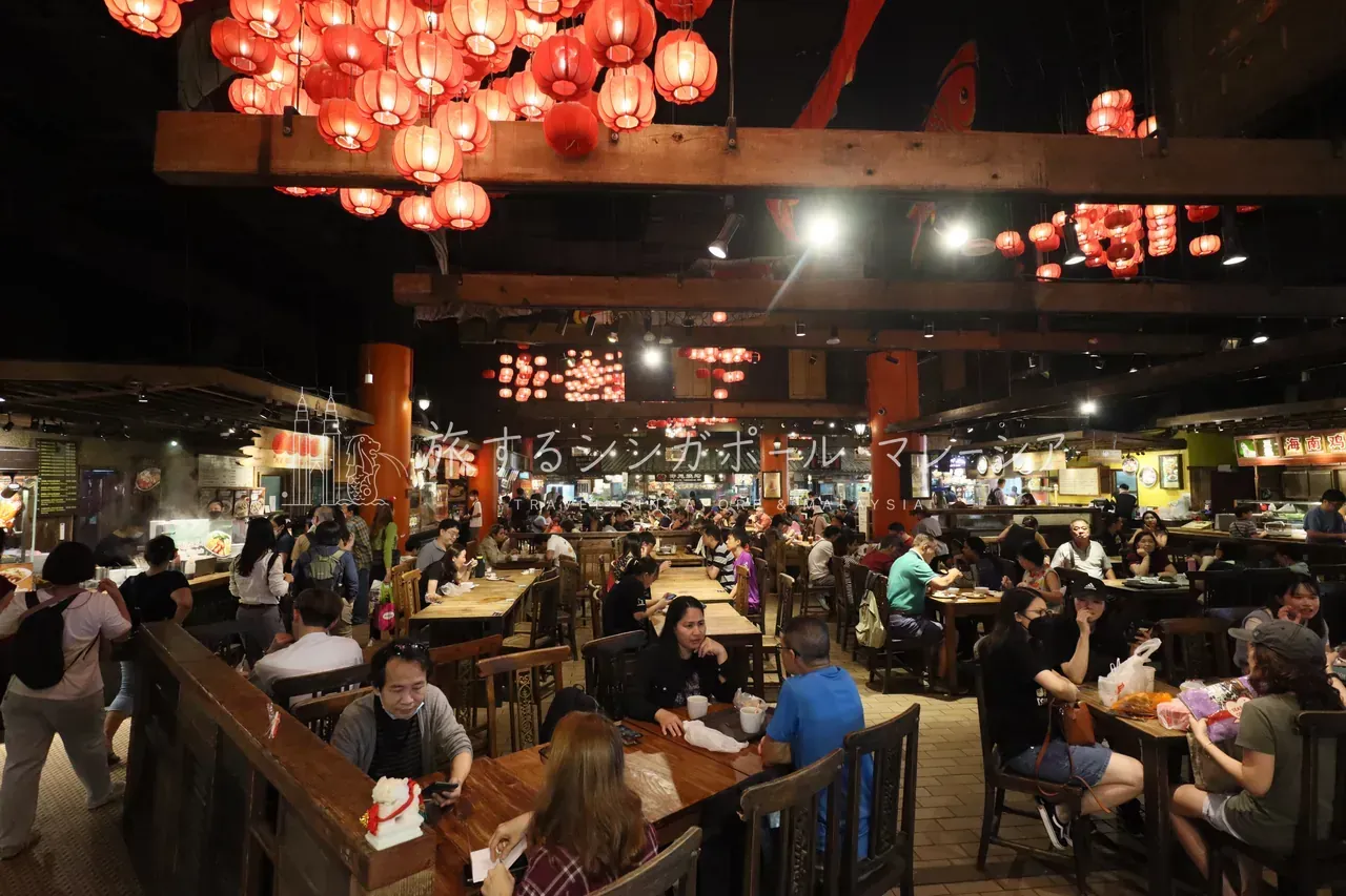 提灯が連なるレトロな店内。チキンライスやラクサなど屋台料理が一通りそろい、価格はセントーサよりずっと手頃。