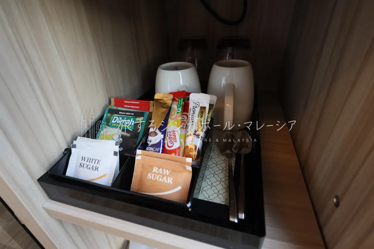 ベッドまわりやデスクまわりも清潔感たっぷり。長めの滞在でも落ち着いて過ごせそうです。