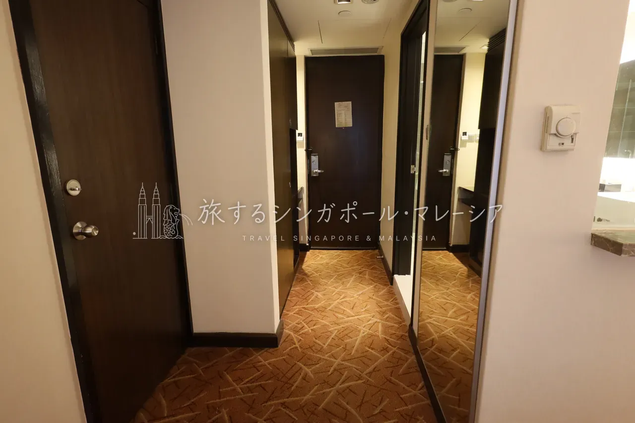 ベッド周りもゆとりがあり、荷物を広げても窮屈になりません。