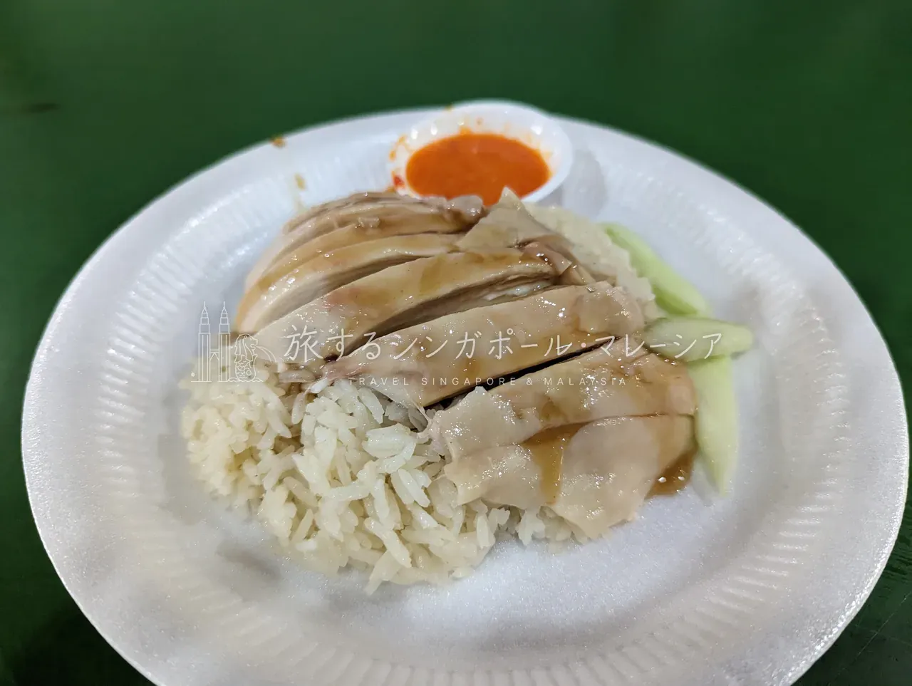 別アングルの一皿（左）と、屋台のテーブルでいただく一杯（右）。薬味づかいで自分好みに。