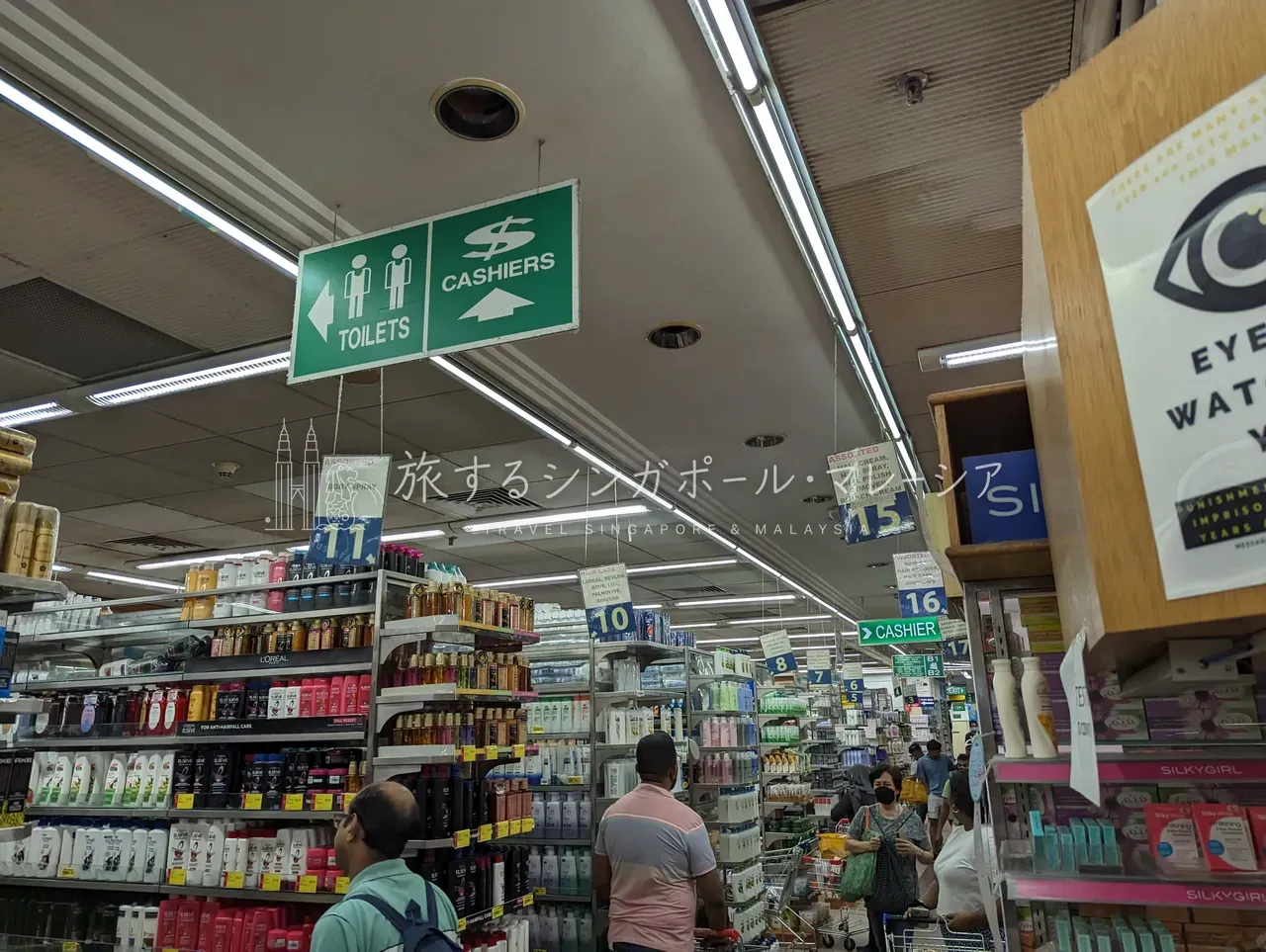 店内は迷路のような大型ストア