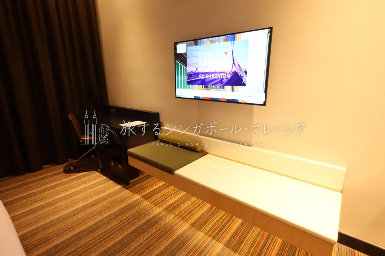 壁掛けテレビとワークデスク、ミニバーまわり。コンパクトながら使いやすくまとまっている。