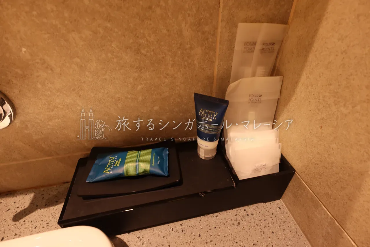 洗面まわりとアメニティ。ACTIVシリーズのバスアメニティが備え付けられている。