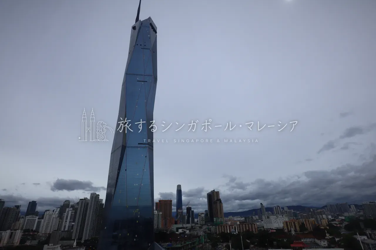 際立つ、鋭い尖塔