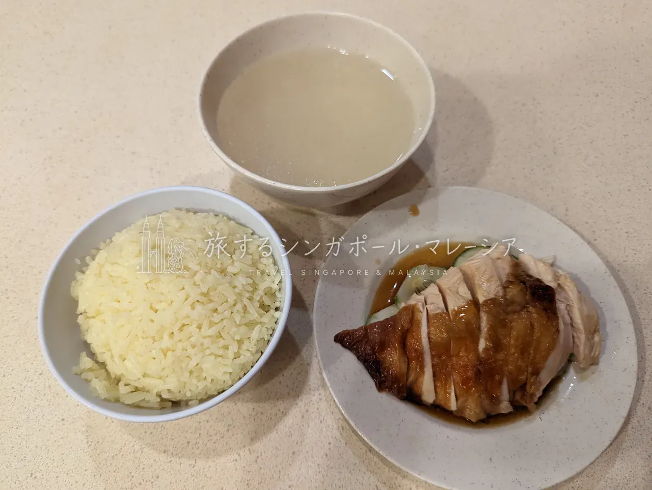 Nam Heongのチキンライス。チキンの皿・ライスの碗・スープの三点セットで。100Plusを片手に。