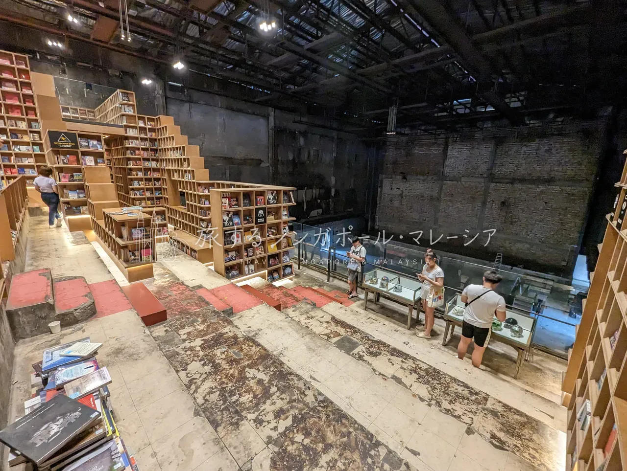 高台から見下ろすBookXcess。段々の客席跡が、そのまま本棚のひな壇に。入場無料で立ち寄れます。