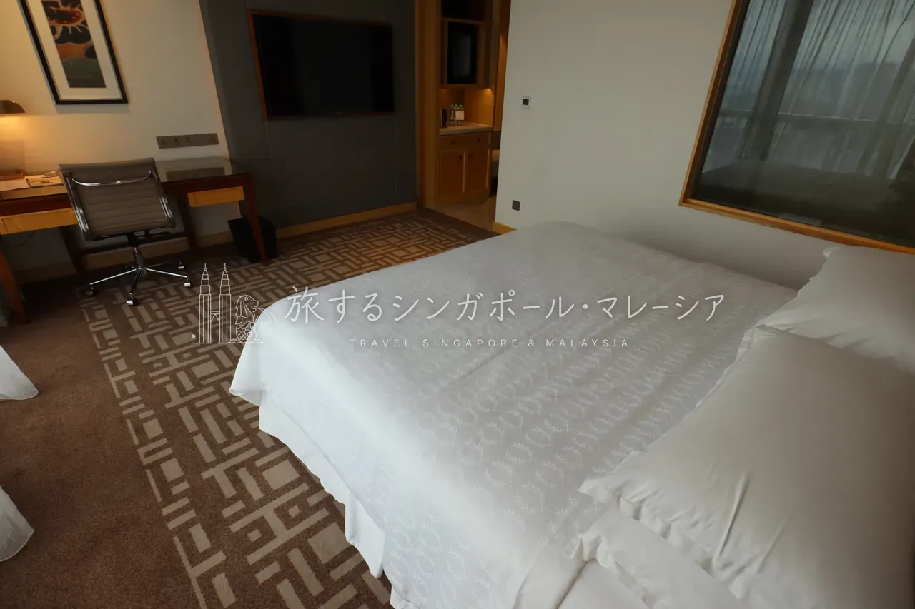 大きな窓の採光と、ゆとりのある間取り。日中は自然光でとても明るい。