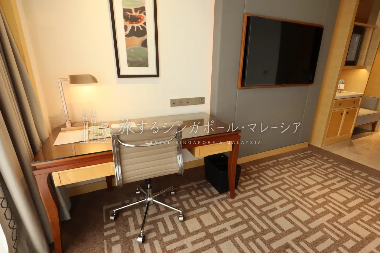 大きな窓の採光と、ゆとりのある間取り。日中は自然光でとても明るい。