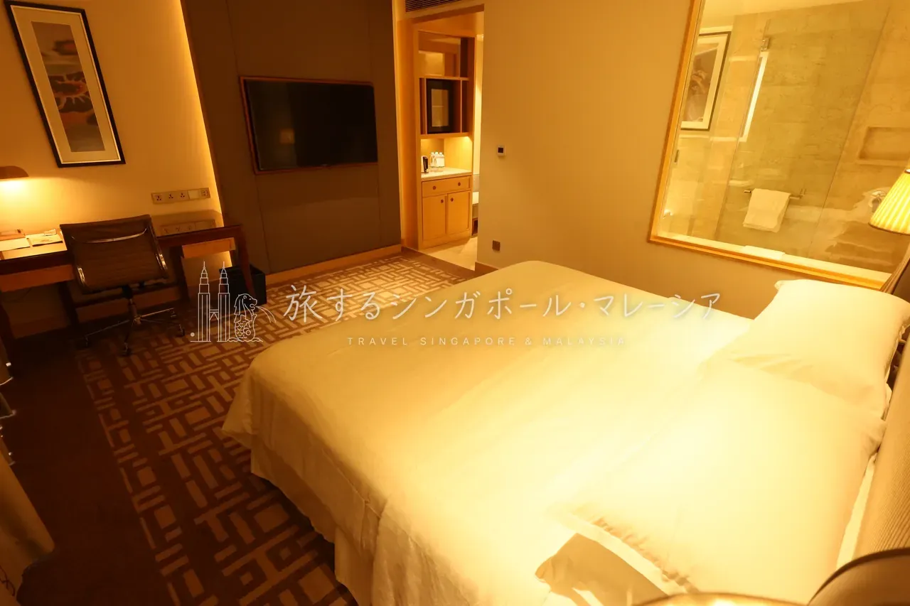 夜は照明でしっとりと