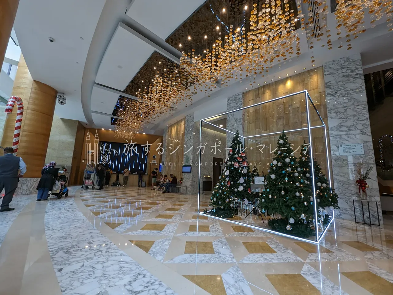 円筒形タワーの外観と、シャンデリアの輝くロビー周り。クリスマス装飾が華やかでした。