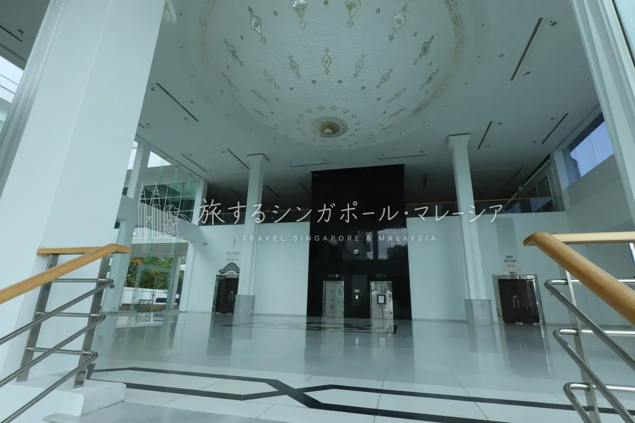 白亜のエントランスホール