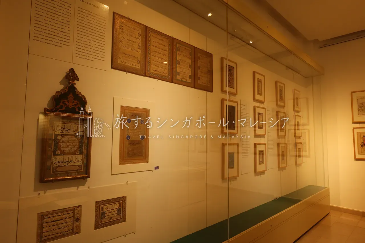 左:スルス書体などアラビア書道の作品群。右:ムガル朝・ペルシャの細密画ギャラリー。文字も絵も、イスラム美術の華。