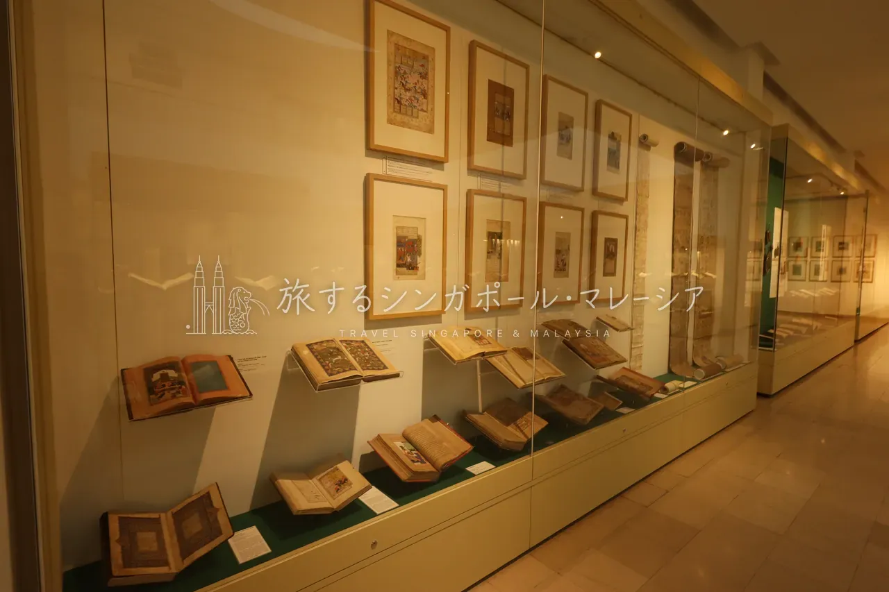 左:スルス書体などアラビア書道の作品群。右:ムガル朝・ペルシャの細密画ギャラリー。文字も絵も、イスラム美術の華。