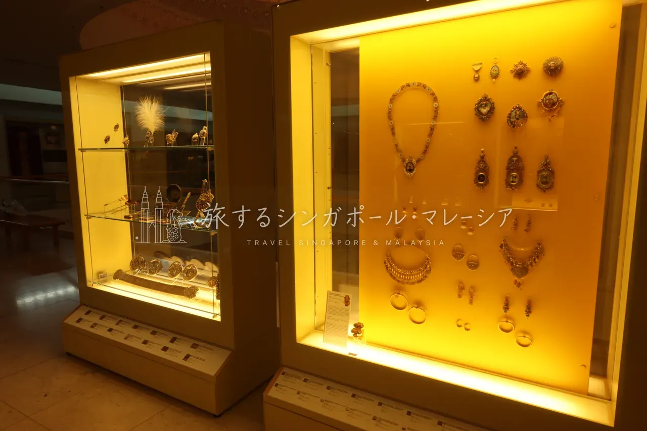左:金・銅の燭台や香炉が並ぶ金属工芸ギャラリー。右:金細工の宝飾品コレクション。細工の細かさが見事。
