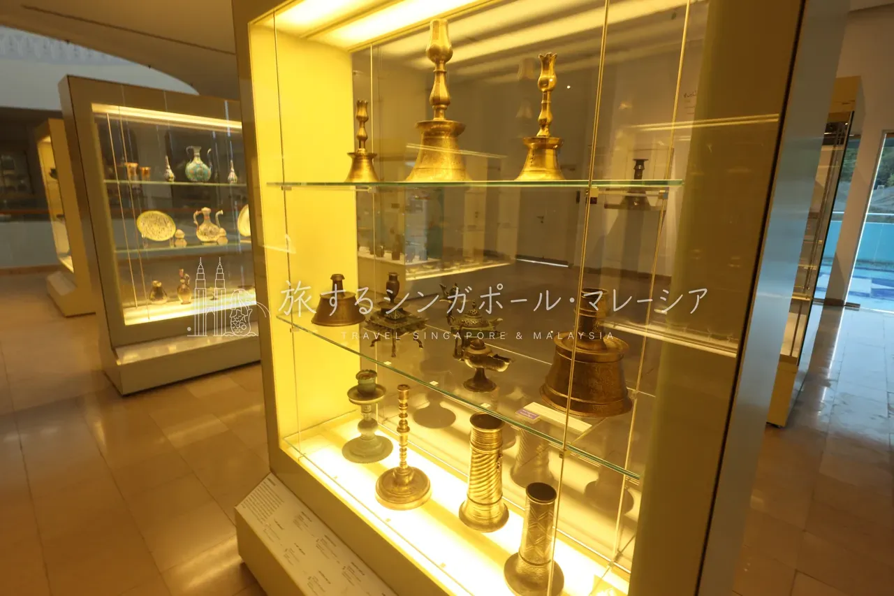 左:金・銅の燭台や香炉が並ぶ金属工芸ギャラリー。右:金細工の宝飾品コレクション。細工の細かさが見事。