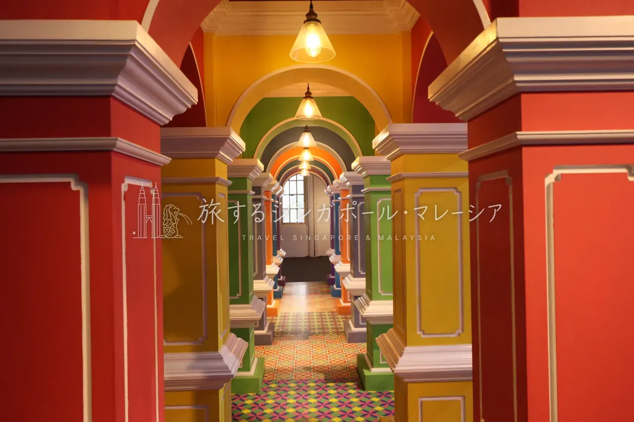 極彩色の「Street Pillars」