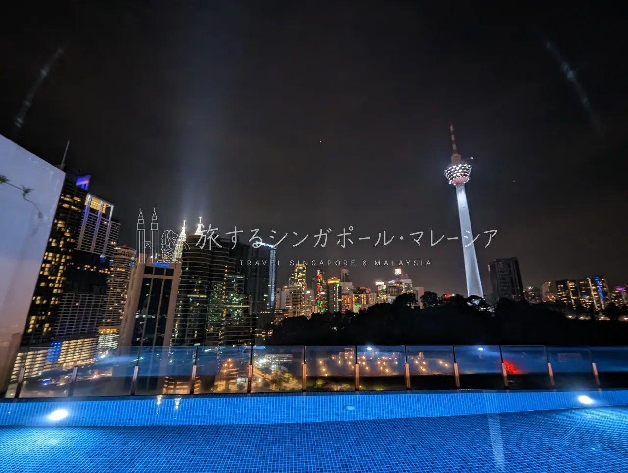 夜のプールサイド。ライトアップされた街並みとともに、ぐっと雰囲気が増します。