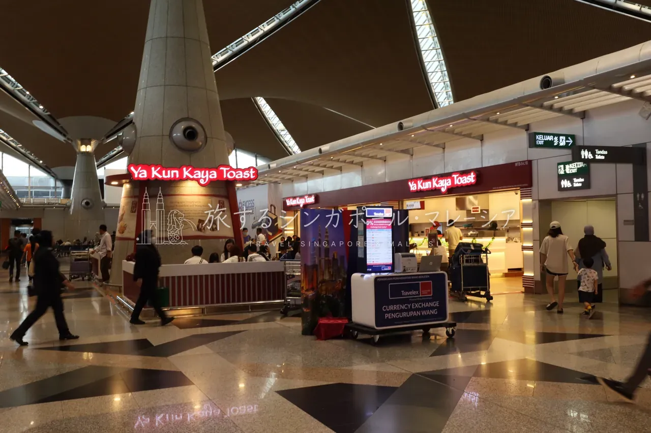 本館の名物店、ヤクン・カヤトースト