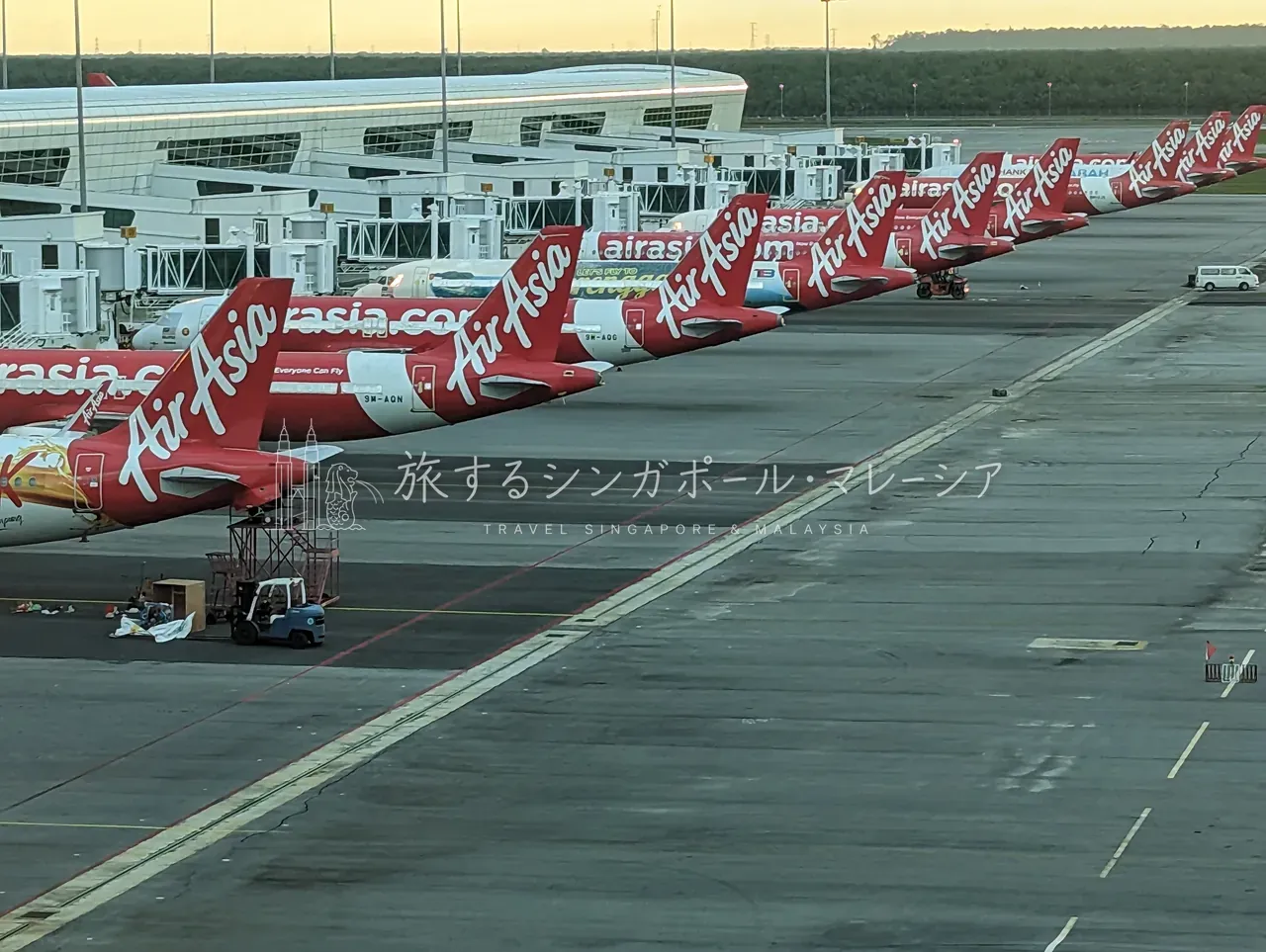 ずらりと並ぶ、赤いAirAsia機