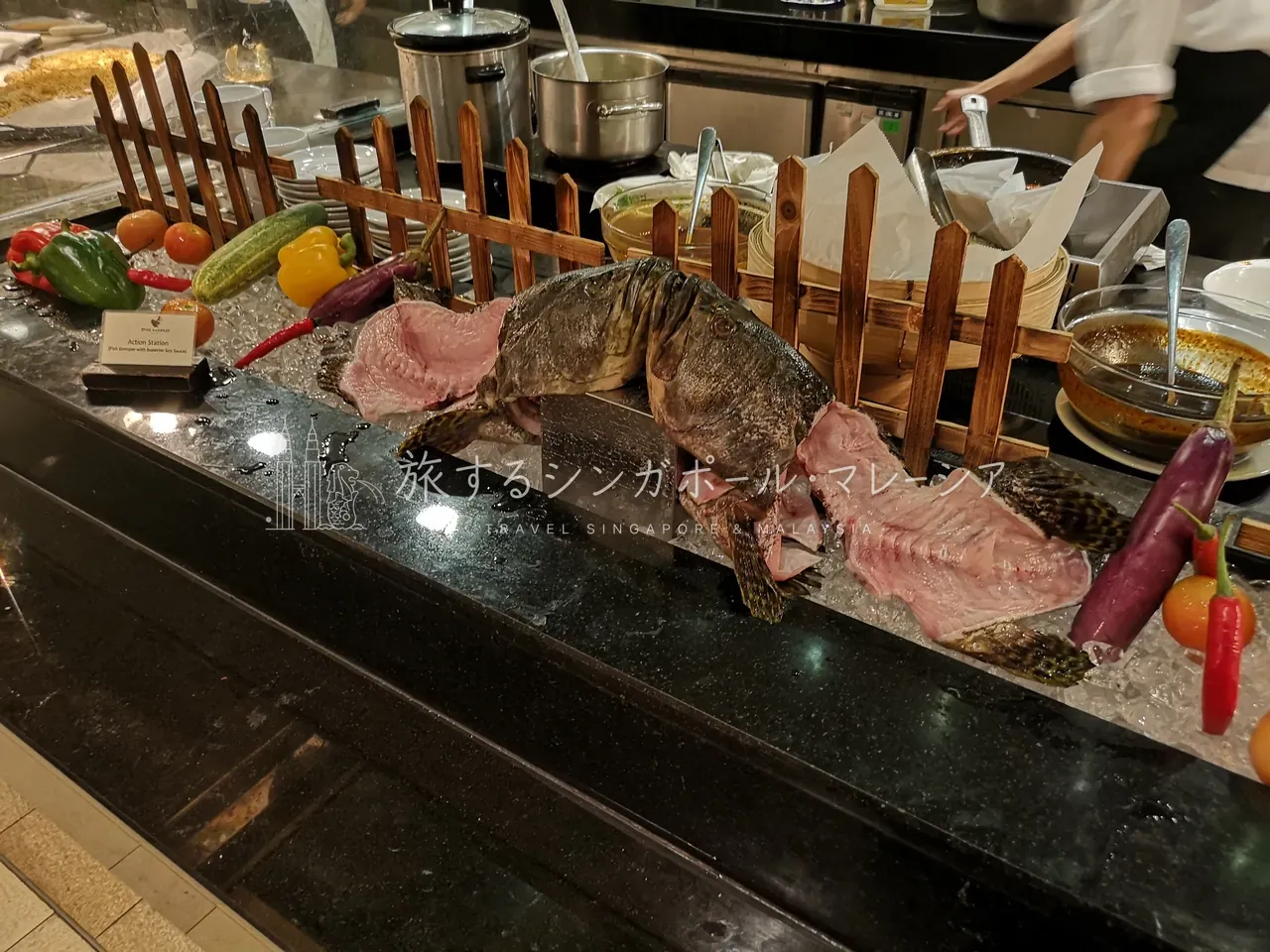 氷上に並ぶ生のシーフード