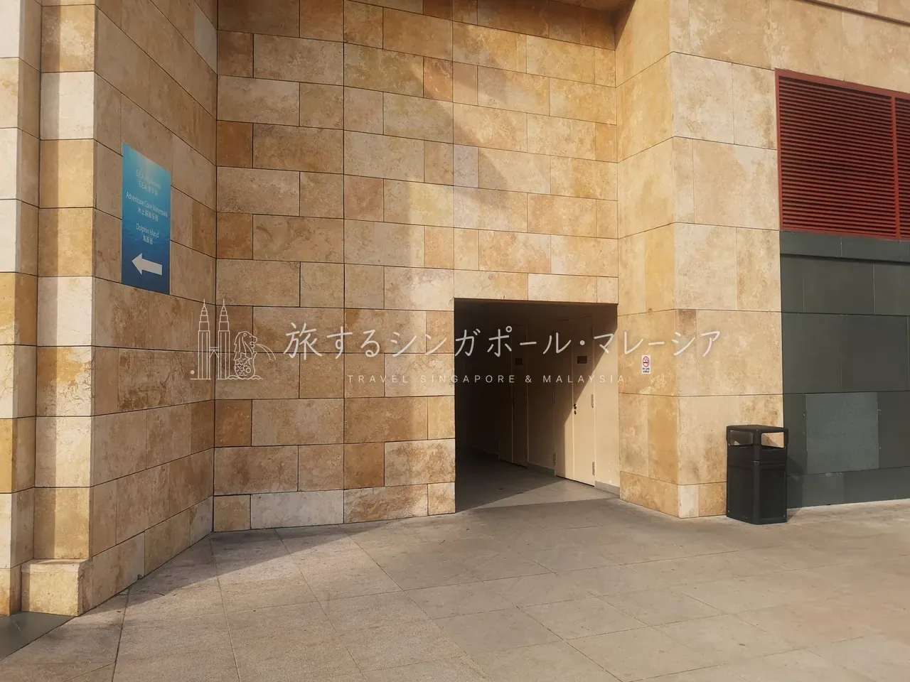 施設はサインを頼りに進む