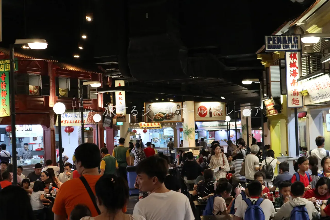 左:レトロな提灯の屋内屋台街は雰囲気抜群。右:クラン発祥の肉骨茶など、本場の味が並びます。