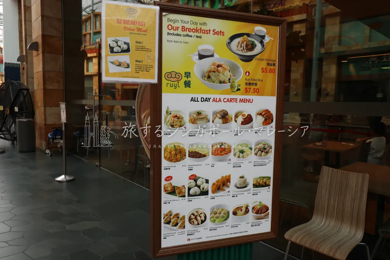 左:店頭に出る写真付きメニュー。価格はSドル表示で分かりやすい。右:名物の牛肉麺ビジュアルがそそります。