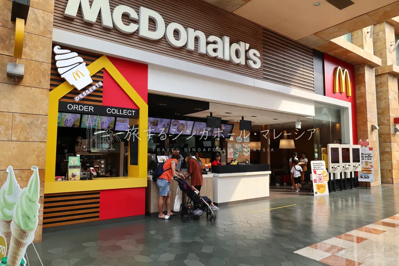 左:行列もできる人気のトーストチェーン。右:ファミリーに鉄板のマクドナルドも。チェーンの安心感も心強い。