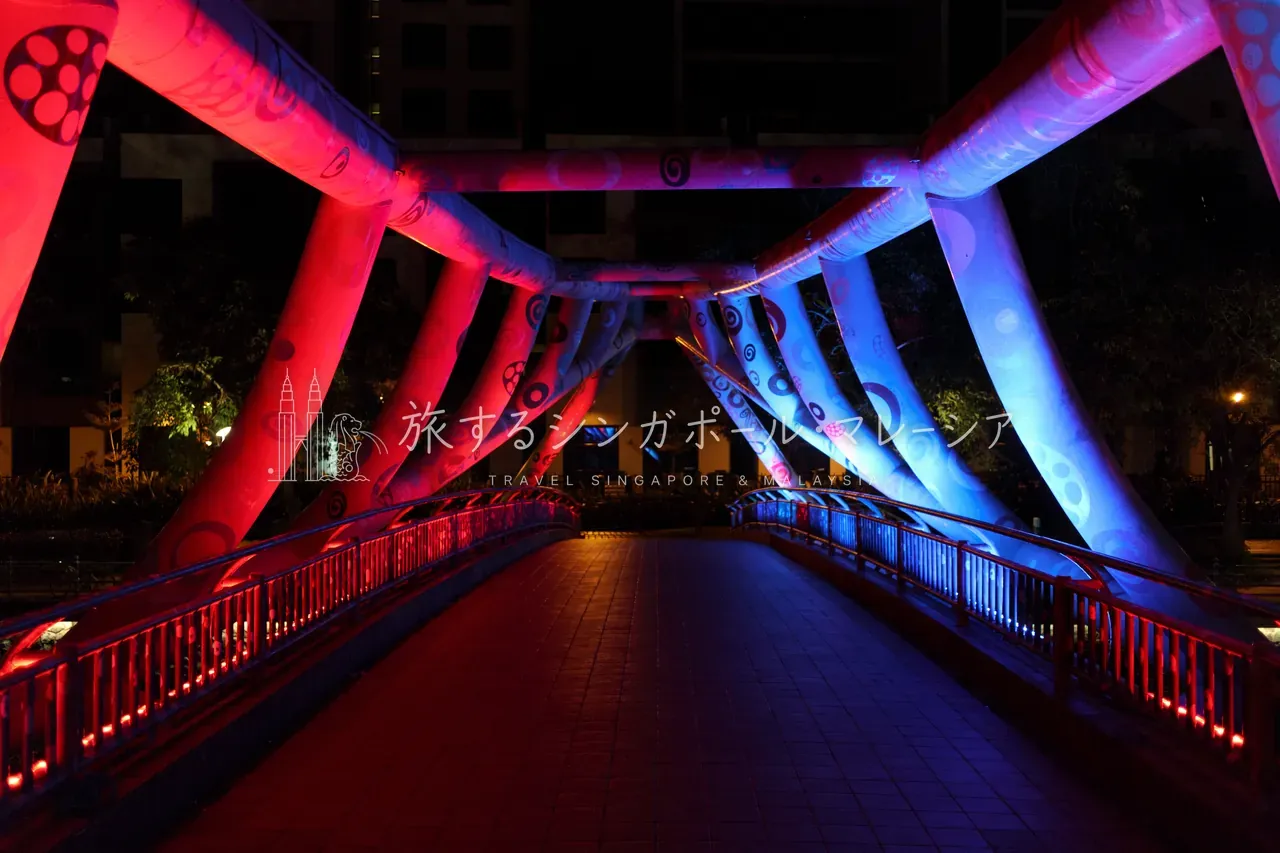 赤と青に光る歩道橋